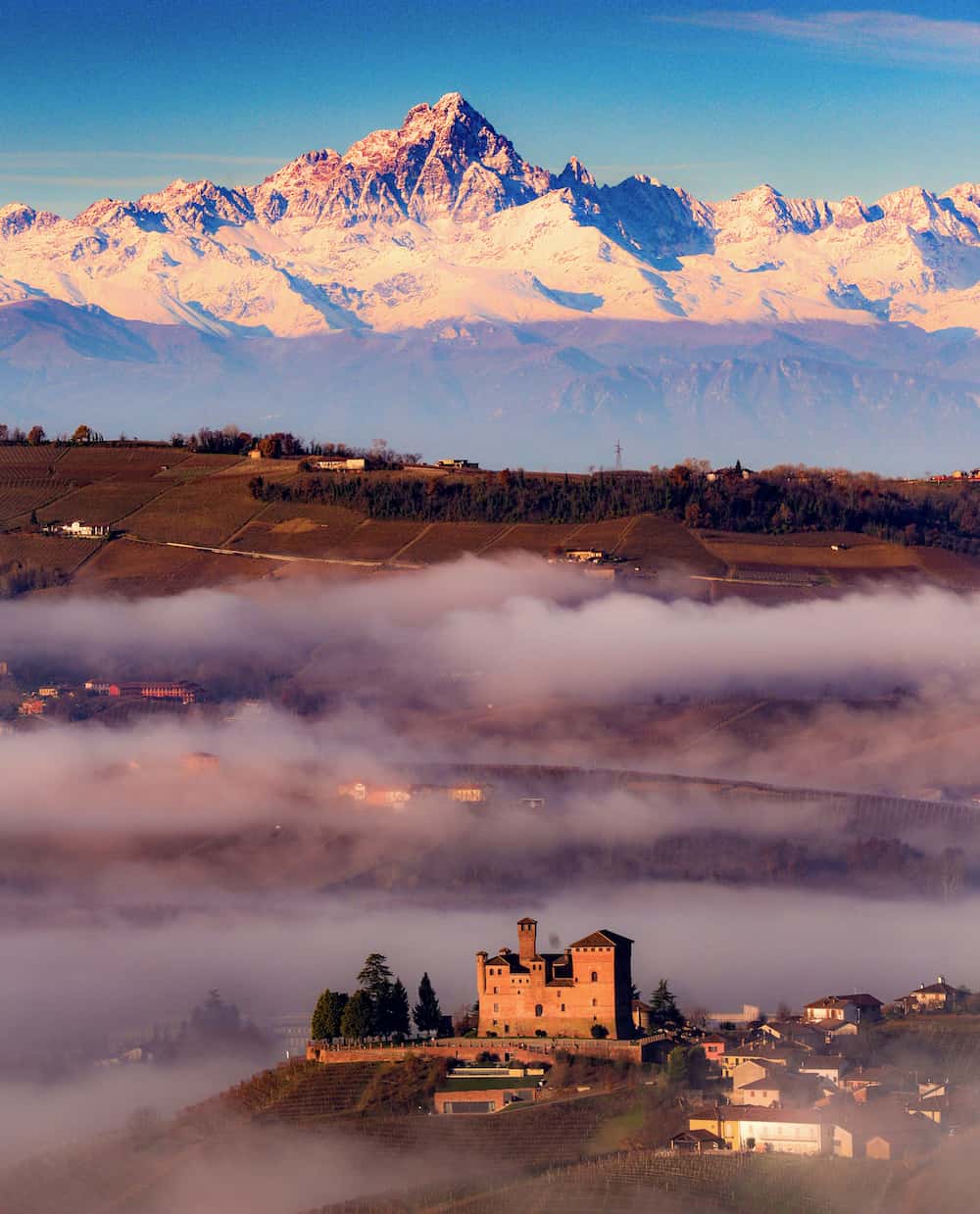 panorama castello di grinzane cavour e il monviso innevato